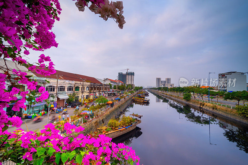 春天的西贡，运河上的船，运输春天的花为Tet到benbinh Dong露天市场，越南人高兴与农历新年，越南